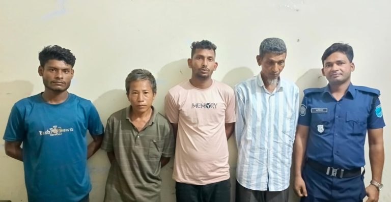 রাঙামাটিতে পুলিশের অভিযানে গ্রেপ্তার-৫; ইয়াবা,চোলাইমদ উদ্ধার