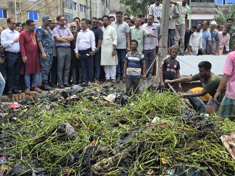 দীর্ঘস্থায়ী বৃষ্টিতেও জলাবদ্ধতা হয়নি, নগরীর বিভিন্ন এলাকা পরিদর্শনে মেয়র ডা. শাহাদাত