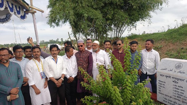 শহীদ ওয়াসিম আকরামের কবর জিয়ারত ও পরিবারের সঙ্গে সাক্ষাৎ মেয়র ডা. শাহাদাতের