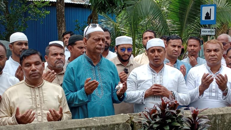 ইউসুফ তালুকদারের স্বজনদের কবর জিয়ারত করলেন সিডিএ চেয়ারম্যান ইঞ্জিনিয়ার বেলায়েত হোসেন