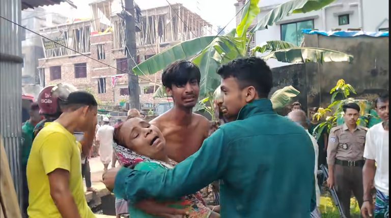 হালিশহরে আগুনে পুড়েছে অন্তত ১০টি বসতঘর