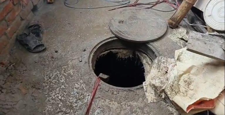 সেফটিক ট্যাংকে কাজ করতে নেমে চারজনের মৃত্যু