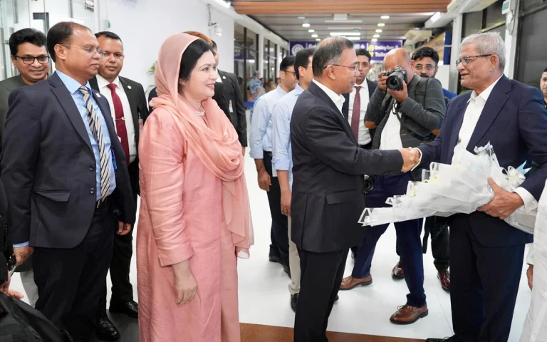 মালয়েশিয়া ও চীন সফর শেষে দেশে ফিরলেন প্রধানমন্ত্রী তারেক রহমান