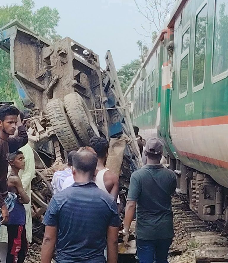 মিরসরাইয়ে বালুভর্তি মিনি ট্রাককে ধাক্কা পাহাড়িকা এক্সপ্রেসের