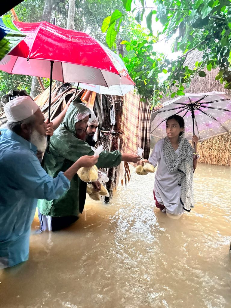 সাতকানিয়ার বন্যাকবলিত এলাকা ত্রাণ বিতরণ করলেন জামায়াত নেতা আনোয়ারুল আলম চৌধুরী