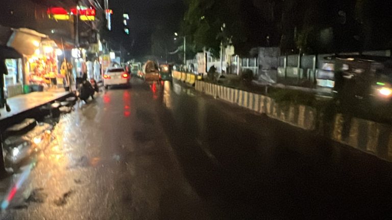 সারাদিনের বৃষ্টির পরও চট্টগ্রামে জলাবদ্ধতা হয়নি, রাতে নগরী পরিদর্শনে মেয়র