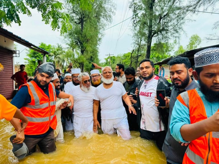 চট্টগ্রামে বন্যাদুর্গত মানুষের পাশে জামায়াত আমীর ডা. শফিকুর রহমান