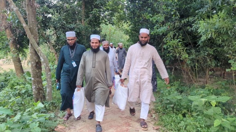সাতকানিয়ায় হাফেজে কুরআন পরিষদের উদ্যোগে বন্যার্তদের মাঝে ত্রাণ বিতরণ