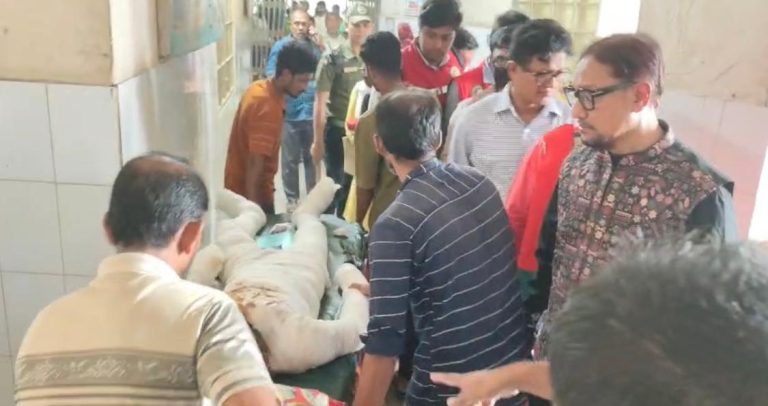 বোয়ালখালীতে লবণ কারখানায় অগ্নিকাণ্ড: দগ্ধ ১০ শ্রমিককে হাসপাতালে দেখতে গেলেন চসিক 