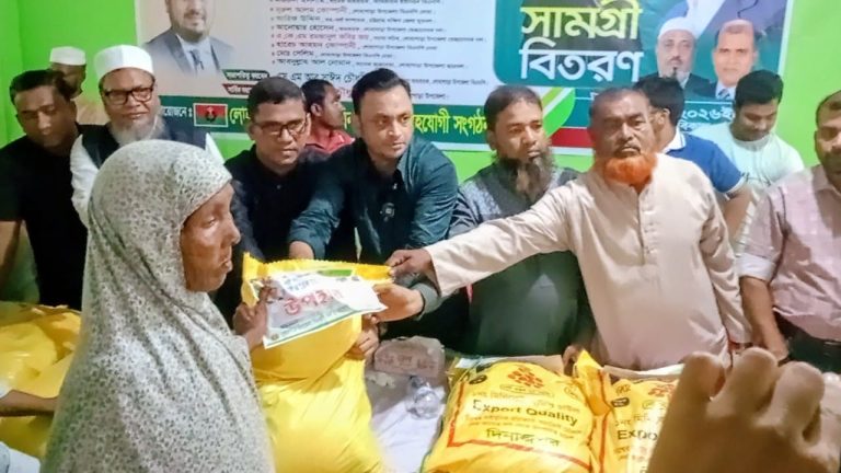 লোহাগাড়ায় বন্যা দুর্গতদের মাঝে প্রধানমন্ত্রীর উপহার সামগ্রী বিতরণ