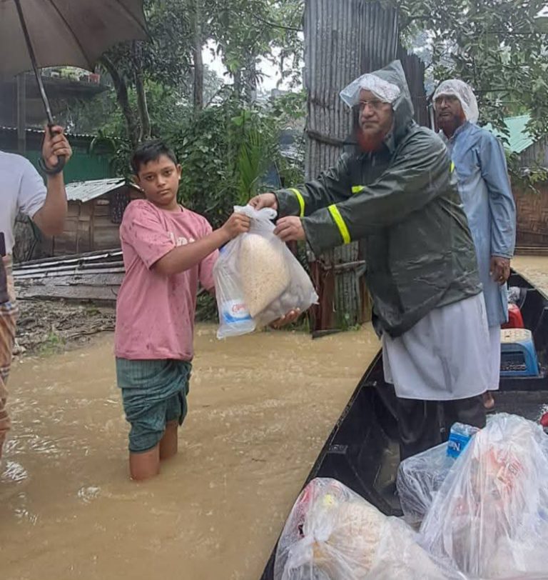 কেওচিয়ায় বন্যাদুর্গতদের পাশে জামায়াত, নৌকায় দুর্গম এলাকায় পৌঁছে ত্রাণ বিতরণ