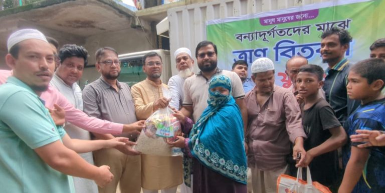 সাতকানিয়ায় ৫০০ পরিবারের মাঝে ত্রাণ বিতরণ করলো ফুলকলি