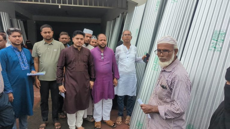 লোহাগাড়ায় পরিবেশক অ্যাসোসিয়েশনের উদ্যোগে বন্যাদুর্গতদের মাঝে ঢেউটিন বিতরণ