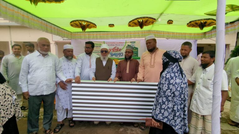 সাতকানিয়া সদর ইউনিয়ন জামায়াতের উদ্যোগে বন্যায় ক্ষতিগ্রস্তদের মাঝে ঢেউটিন বিতরণ