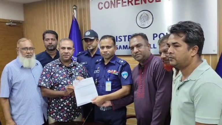 রাঙামাটিতে মালবাহী গাড়িতে যাত্রী পরিবহন বন্ধের দাবি